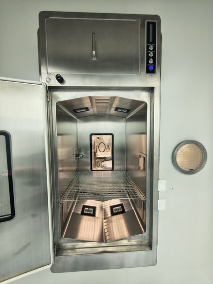 UV222 Pass-Through Box σε λειτουργία, με ανοιχτή πόρτα